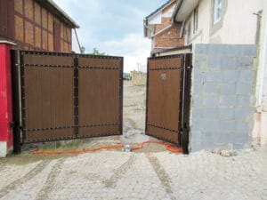 Offenes Gartentor mit Hausnummer 18.