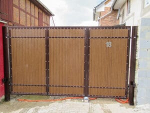 Braunes Holztor mit Hausnummer 18