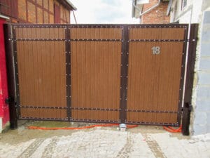 Braunes Holztor mit Nummer 18.