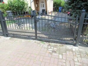 Eisernes Tor zum privaten Einfamilienhaus.