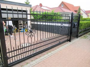 Eisernes Gartentor eines Einfamilienhauses.