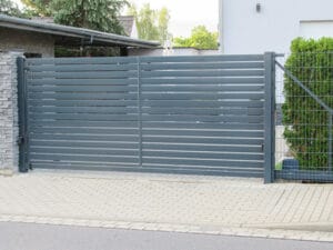Graues Schiebetor vor einem Haus