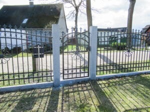 Eisentor vor einem ländlichen Grundstück bei Tageslicht