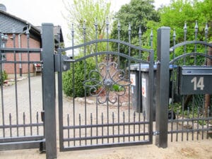 Metalltor mit Ornament, Einfahrt, Hausnummer 14