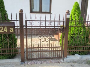 Schmiedeeisernes Tor mit Hausnummer 24a.