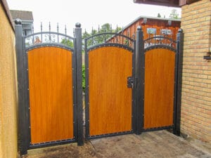 Holztor mit Metallverzierungen an einem Privathaus.