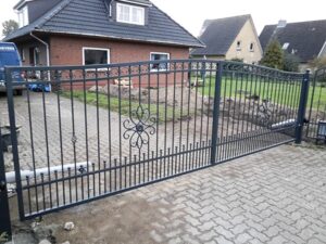 Eisernes Gartentor vor einem Wohnhaus.