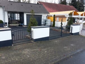 Einfamilienhaus mit Vorgarten und Zaun in Deutschland.