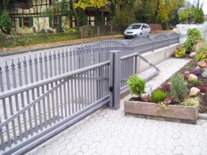 Metallzaun und Treppe bei einem Wohnhaus.