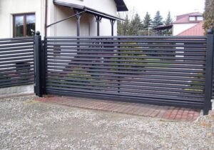 Einfahrtstor aus Metall mit Sichtschutz Lamellen.