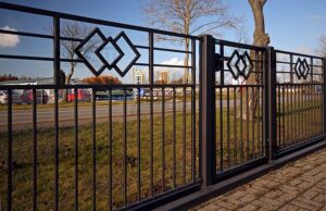 Metalltor mit dekorativem Muster im Freien