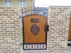 Holztür mit Löwenkopf-Klopfer und Eisengitter