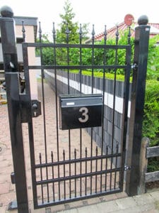 Schwarzes Tor mit Hausnummer 3 und Briefkasten.