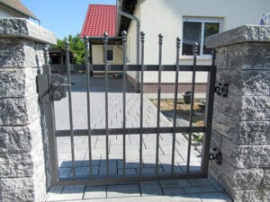 Metalltor am Eingang eines Wohnhauses.