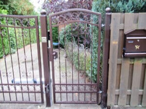 Verzierter Gartentor mit Briefkasten