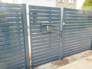 Moderne blaue Gartentor mit Briefkasten.