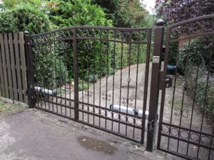 Schmiedeeisernes Gartentor mit Zierelementen.