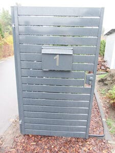 Moderne graue Gartentür mit Hausnummer 1.