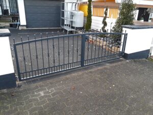 Schmiedeeisernes Tor vor einem Haus.