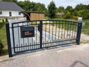 Elegantes schwarzes Hoftor mit Hausnummer 15a.