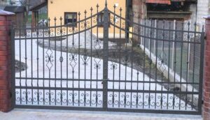 Schmiedeeisernes Tor vor einem Haus.