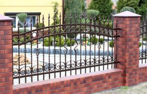 Metallisches Gartentor mit Backsteinpfosten.
