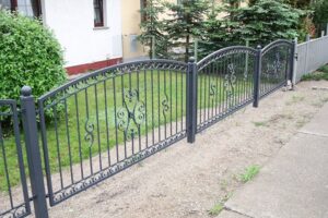 Schmiedeeisernes Zaun vor einem Haus