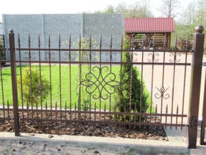 Verziertes Metallgittertor im Garten.