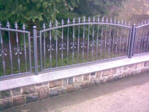 Metallzaun mit Fleur-de-Lis Design