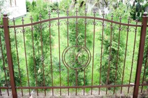 Schmiedeeisernes Gartentor mit Verzierungen