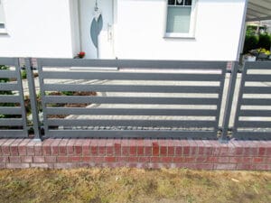 Moderne graue Gartentor und Zaun.