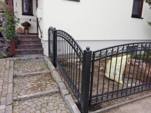 Schmiedeeisernes Gartentor bei einem Wohnhaus Eingang.