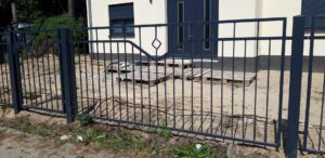Metalltor vor Bau Baustelle.