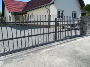 Metallzaun vor Einfamilienhaus.