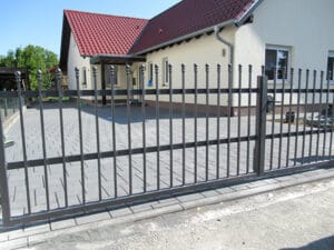 Metalltor vor einem Einfamilienhaus.