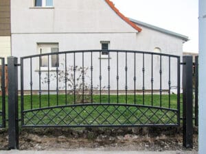 Schmiedeeisernes Tor vor einem Haus.