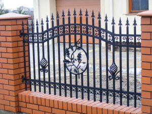 Schmiedeeisernes Tor mit Verzierung.