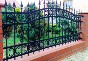 Schmiedeeisernes Gartentor mit Verzierungen.