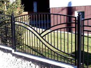 Schmiedeeisernes Tor vor einem Haus