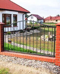 Eisernes Gartentor vor einem Einfamilienhaus