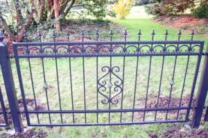 Schmiedeeisernes Gartentor mit Verzierungen.