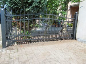 Schmiedeeisernes Gartentor mit Verzierungen
