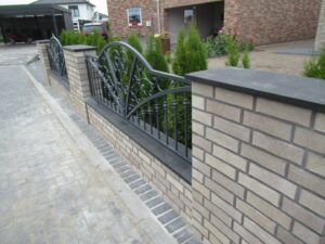 Elegantes Ziegelmauer mit schmiedeeisernem Geländer.