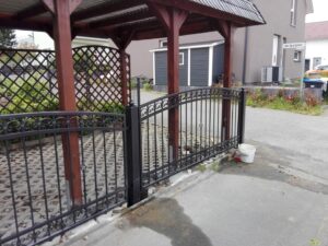 Schmiedeeisernes Tor vor einem Wohnhaus.