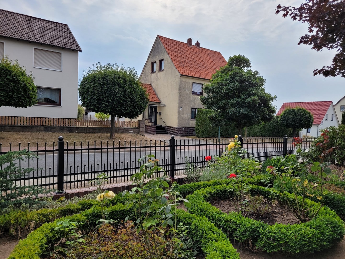Wohnhaus mit Garten und Zaun in Deutschland.