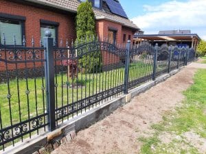Eisernes Gartentor vor Einfamilienhaus