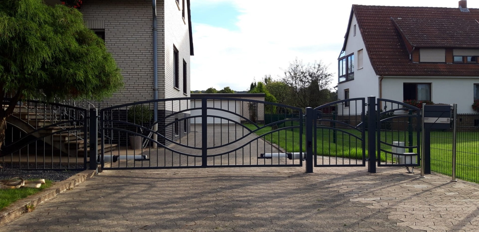 Einfahrtstor vor einem Wohnhaus in Deutschland.