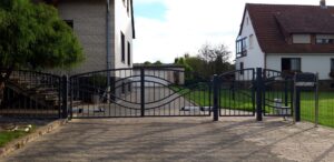 Einfahrtstor vor einem Wohnhaus in Deutschland.