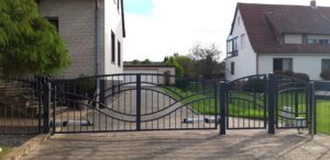 Schmiedeeisernes Tor vor Einfamilienhaus