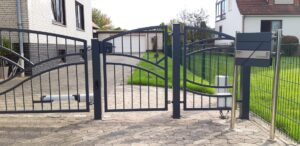 Metalltor Einfahrt Einfamilienhaus mit Briefkasten.